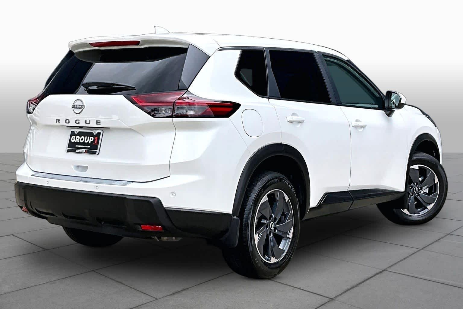 Used 2026 Everest White Pearl Tricoat Nissan SV image 13