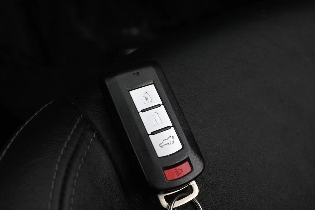Used 2019 Red Mitsubishi ES image 29