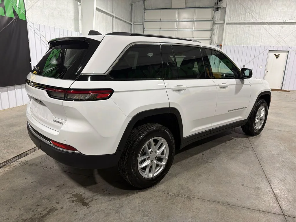 New 2026 Bright White Clear-Coat Exterior Paint Jeep Laredo X image 6