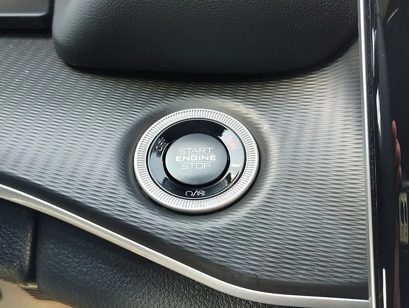 Used 2025 White Jeep Altitude X image 33