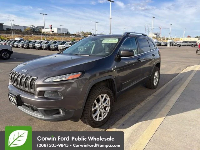 Used 2015 Gray Jeep Latitude image 3