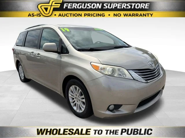 Used 2016  Toyota XLE image 1