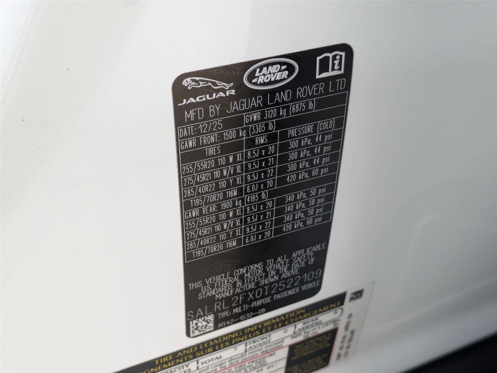 Used 2026 Fuji White Land Rover Dynamic SE image 39
