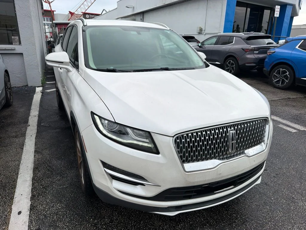 Used 2019 White Platinum Clearcoat Metallic Lincoln Select image 2