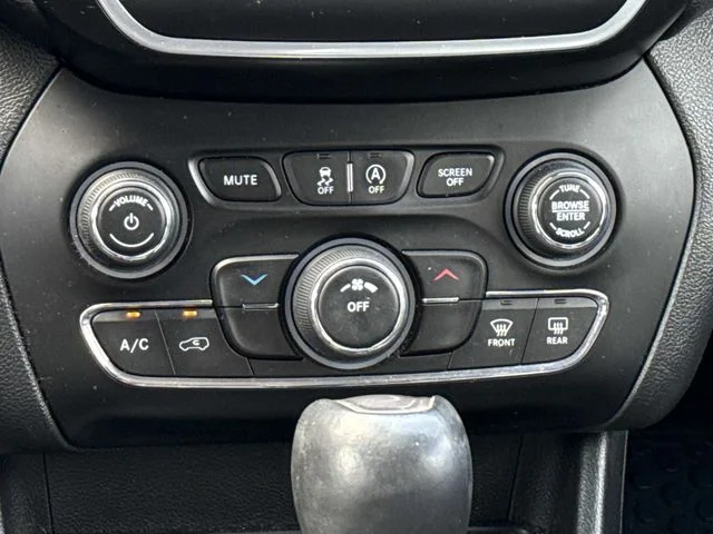 Used 2019 Black Jeep Latitude Plus image 19