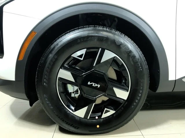 New 2026 SNOW WHITE PEARL Kia LX image 10