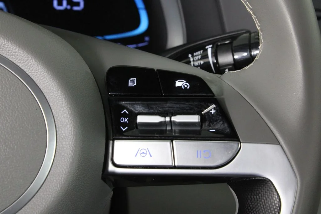 Used 2025 White Hyundai SEL Sport image 27
