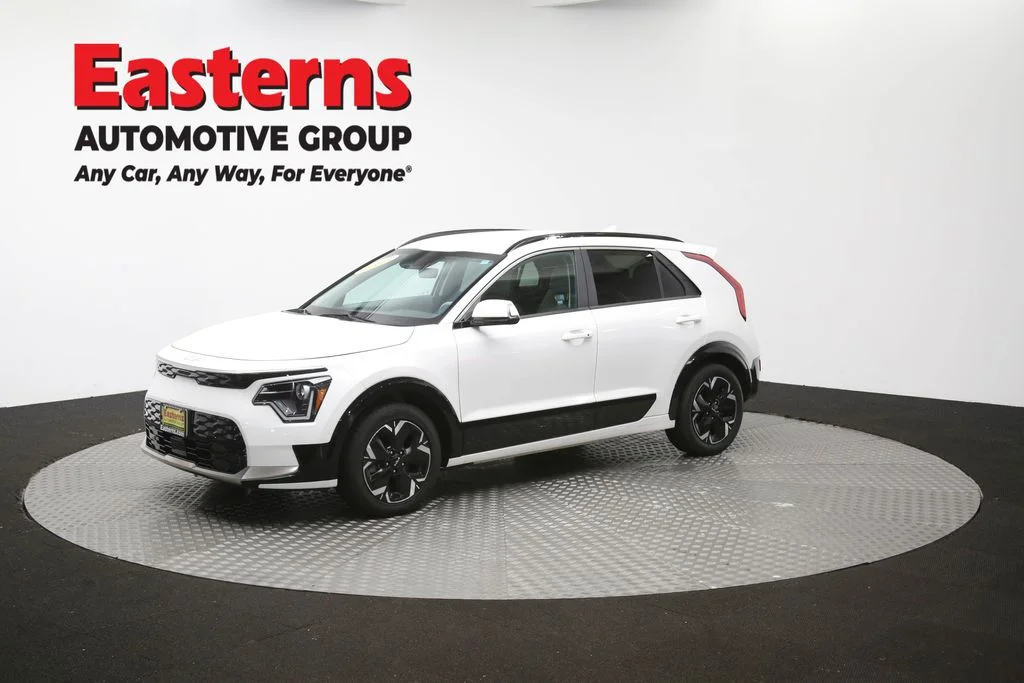 Used 2023 White Kia Wind image 56