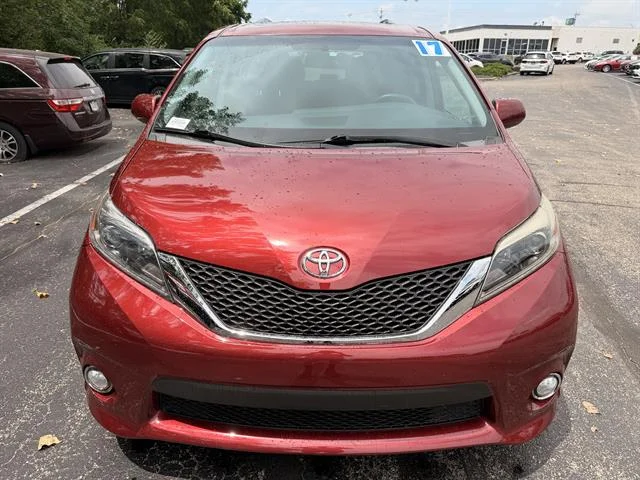 Used 2017 Salsa Red Pearl Toyota SE Premium 8-Passenger image 8