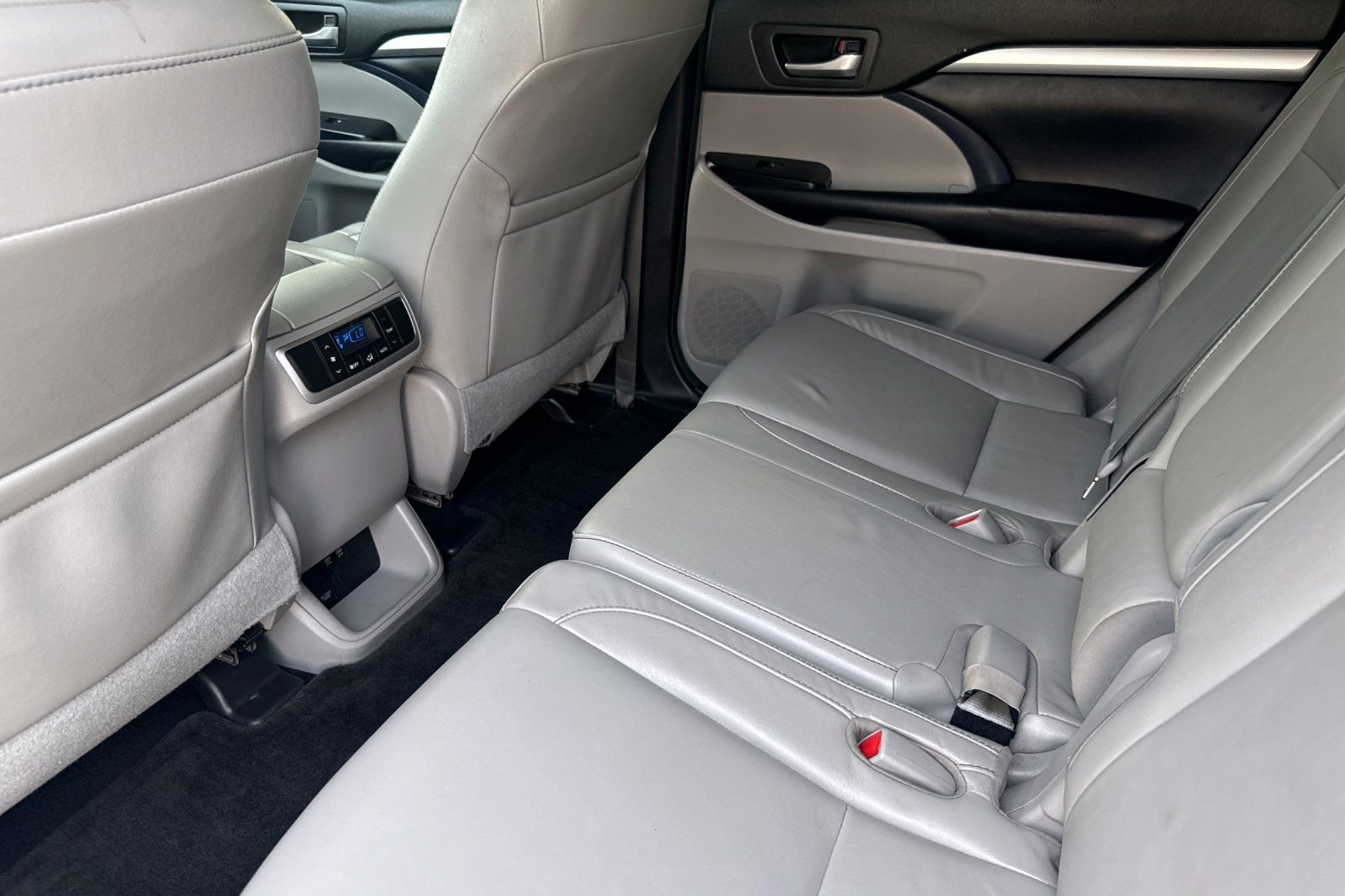 Used 2018 White Toyota XLE image 11