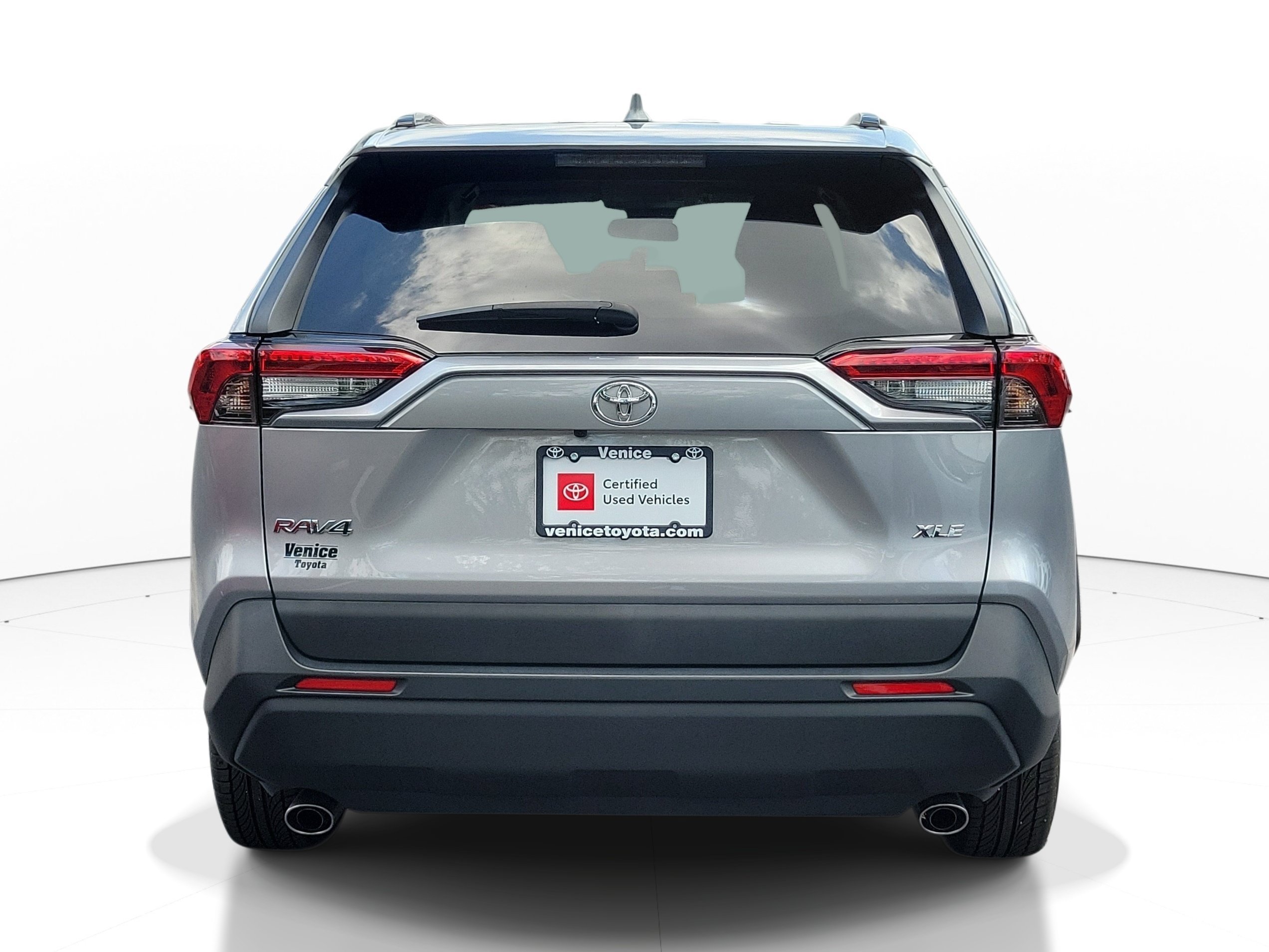 Used 2020 Silver Sky Metallic Toyota XLE image 5
