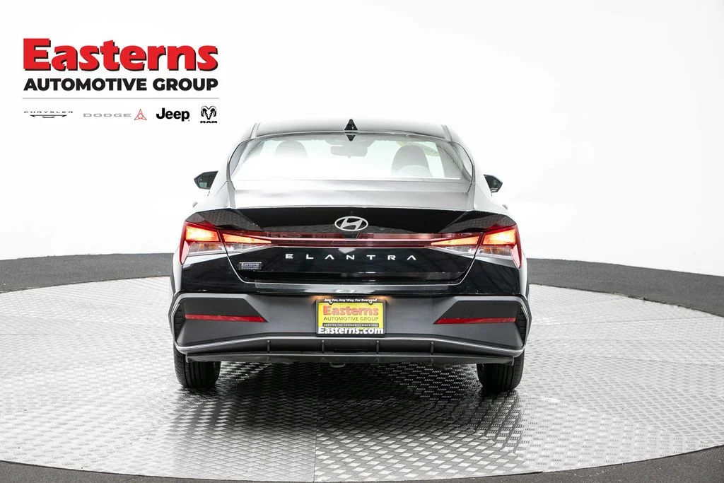 Used 2025 Black Hyundai SE image 7
