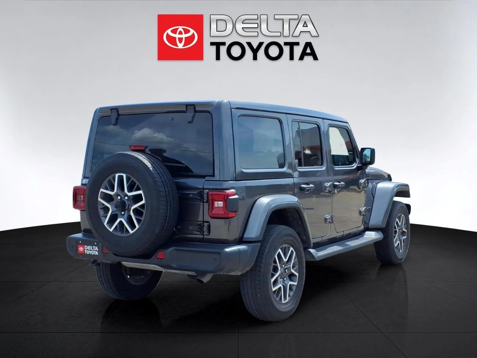 Used 2025 Granite Crystal Metallic Clearcoat Jeep Sahara image 5