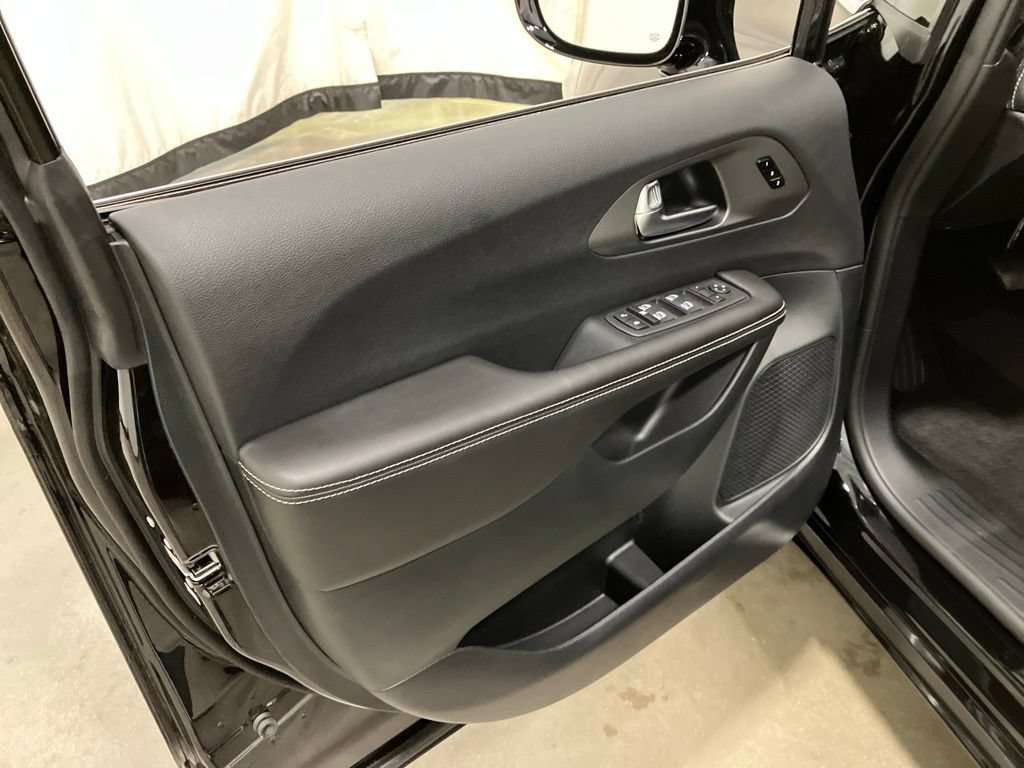 New 2027 Diamond Black Crystal Pearl-Coat Exterior Paint Chrysler Select image 8