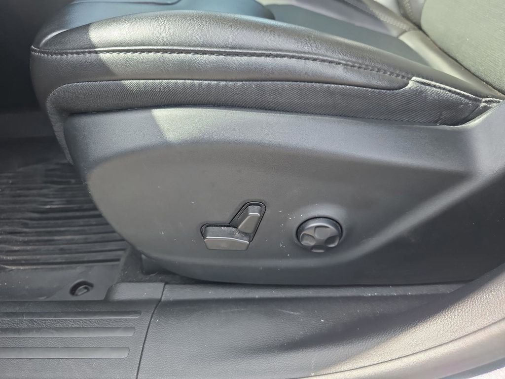 Used 2021 Gray Jeep Latitude Plus image 10