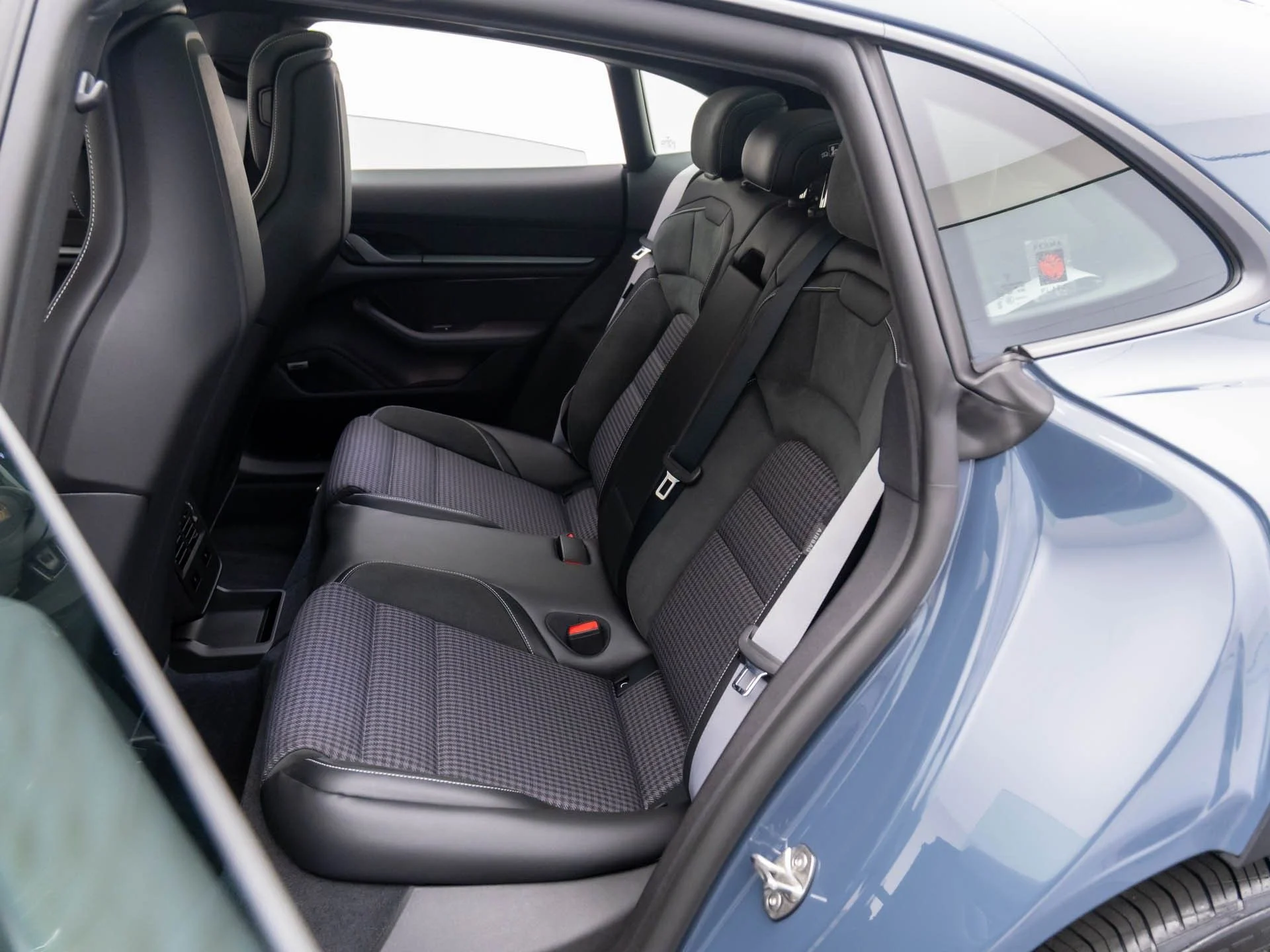2025 Porsche Taycan Base - Photo 18