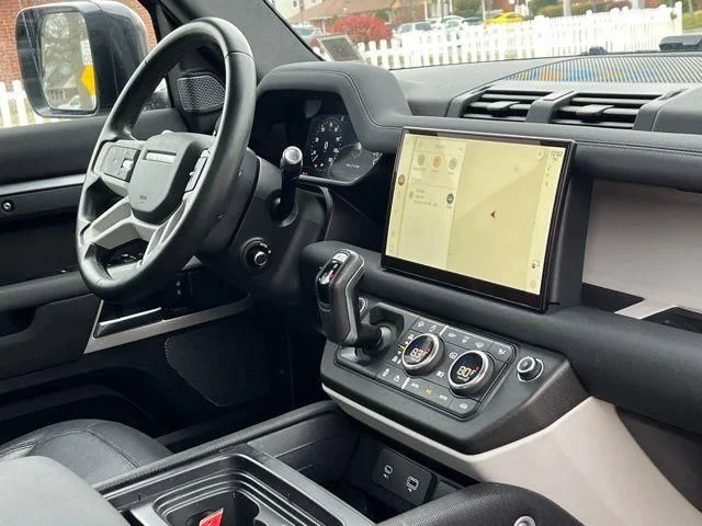 Used 2022 Gray Land Rover X-Dynamic SE image 31