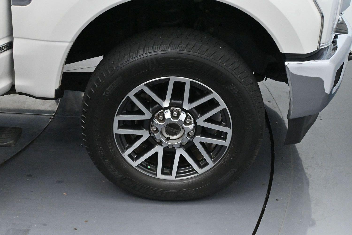 Used 2019 White Platinum Metallic Tri-Coat Ford Lariat image 36