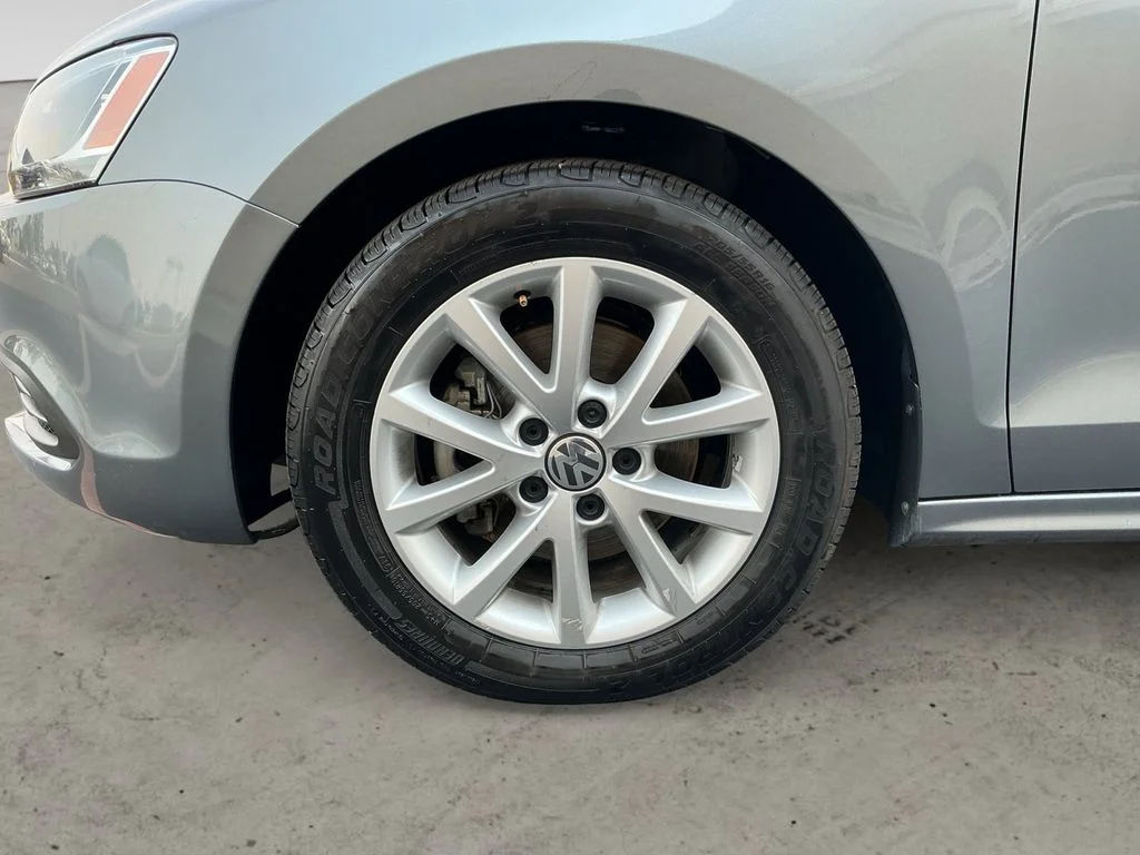 Used 2012 Gray Volkswagen 2.5L SE image 9