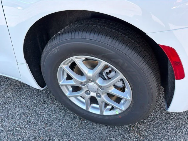 New 2027 White/off-white Chrysler Select image 6