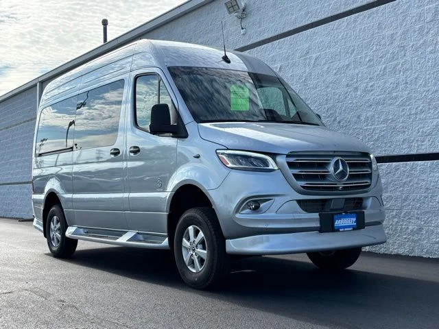 New 2027 Silver Mercedes-Benz Discovery Touring image 2