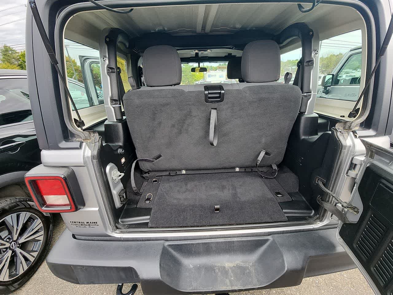Used 2020 Billet Silver Metallic Clearcoat Jeep Sport image 8