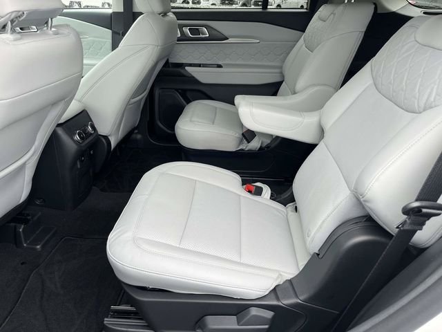 New 2026 Star White Metallic Tri-Coat Ford Platinum image 5