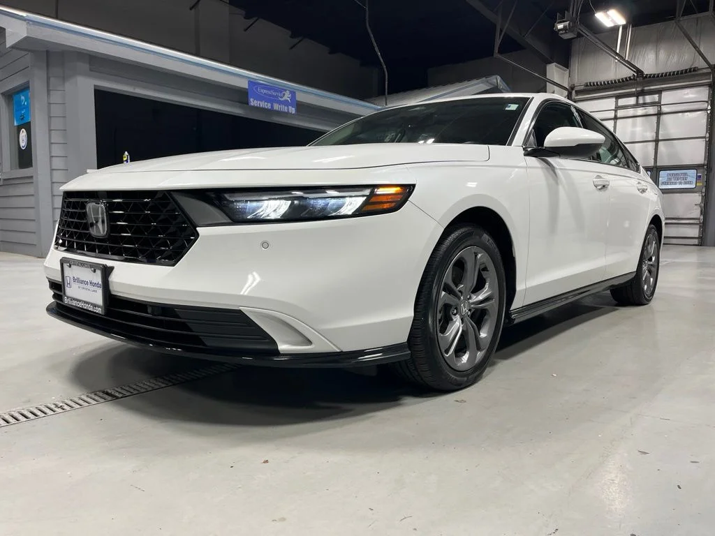 Certified Used 2023 Platinum White Pearl Honda EX-L image 3
