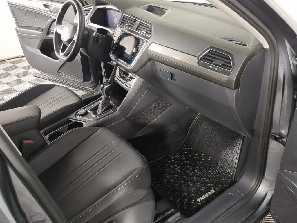 Used 2022 Platinum Gray Metallic Volkswagen SE image 18