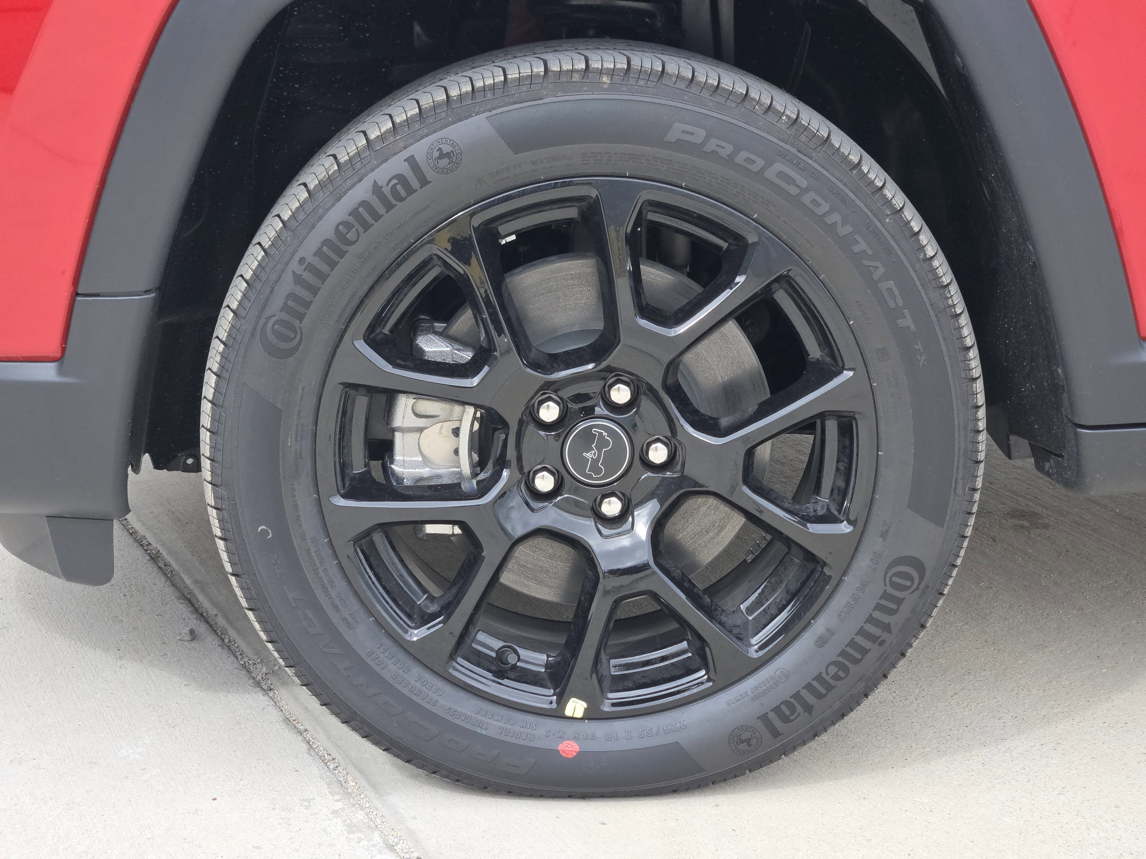 New 2026 Red Hot Pearl-Coat Exterior Paint Jeep Latitude image 9