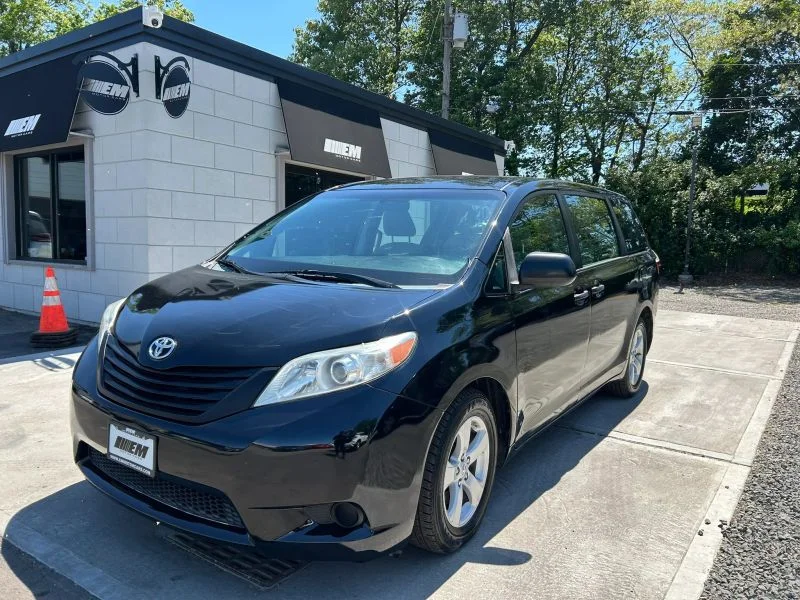 2015 Toyota Sienna L V6 7-Passenger's photo