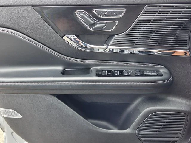Used 2022 Silver Lincoln Standard image 28