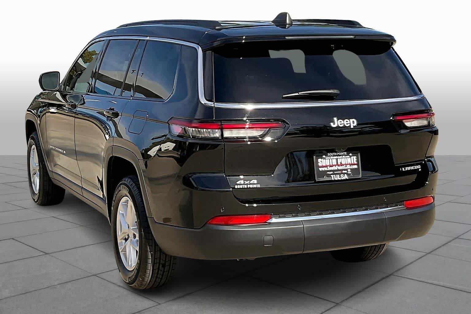 New 2025 Diamond Black Crystal Pearl-Coat Exterior Paint Jeep Laredo X image 12