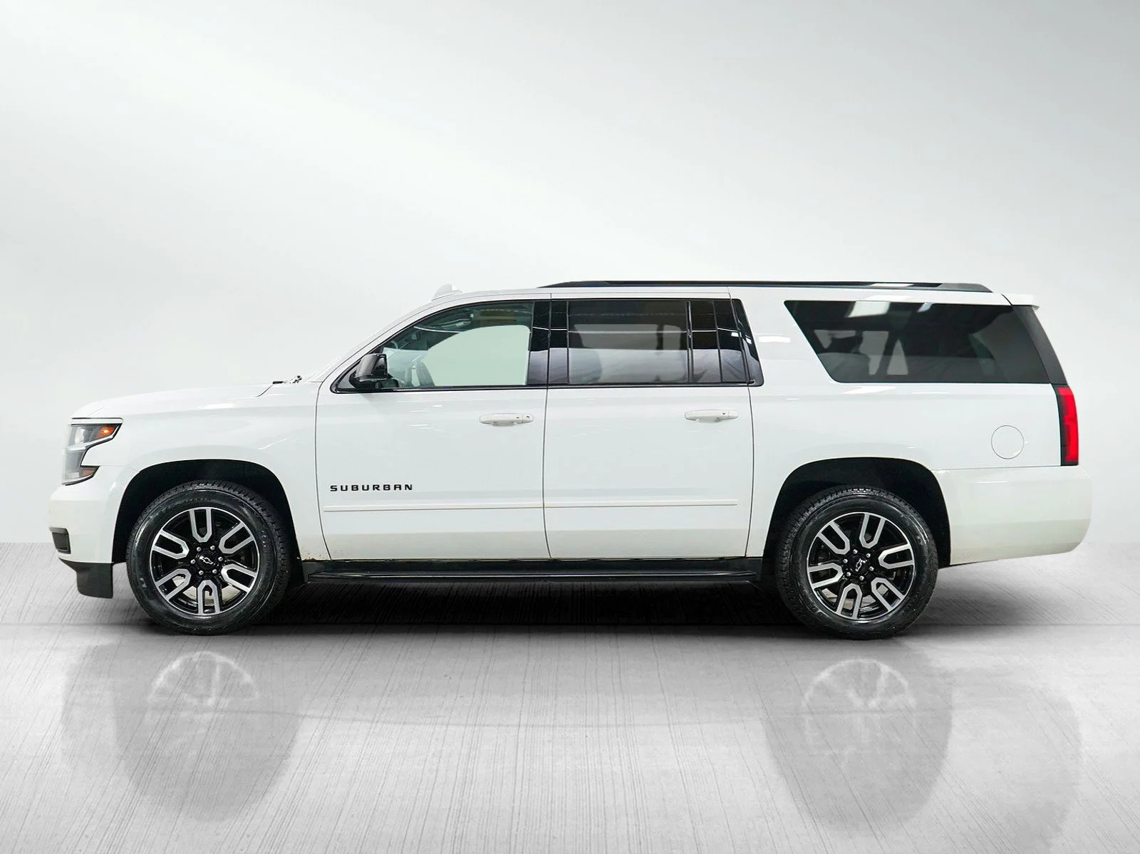 Used 2018 Chevrolet Suburban Premier with VIN 1GNSKJKC3JR360870 for sale in Roseville, Minnesota