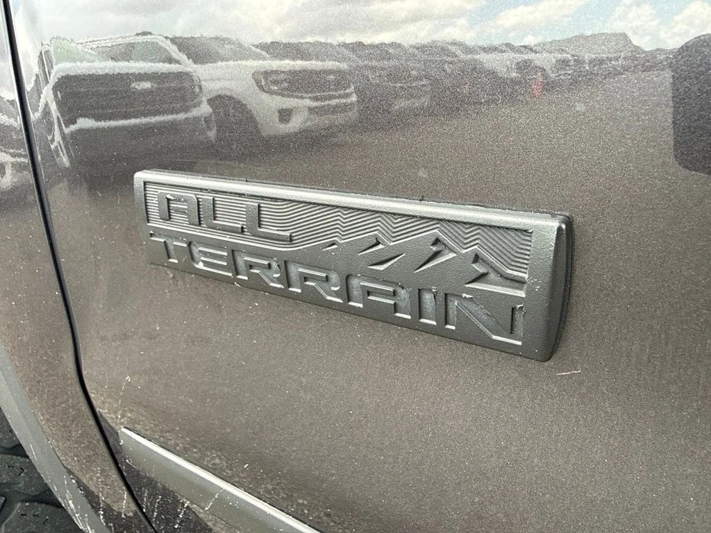 Used 2016 Iridium Metallic GMC SLT image 12
