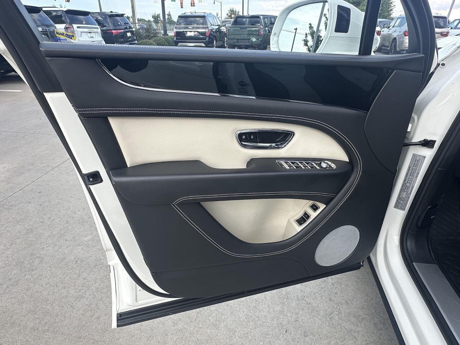 Used 2023  BENTLEY  image 10