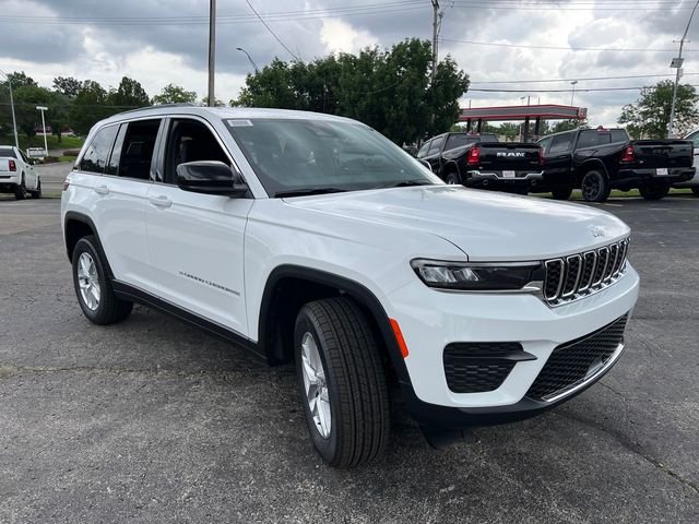 New 2026 Bright White Clear-Coat Exterior Paint Jeep Laredo X image 4