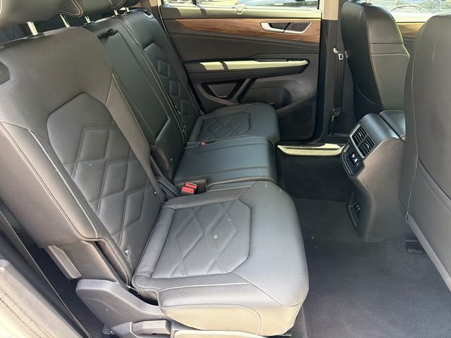 Used 2025  Volkswagen 2.0T SE w/Technology image 15