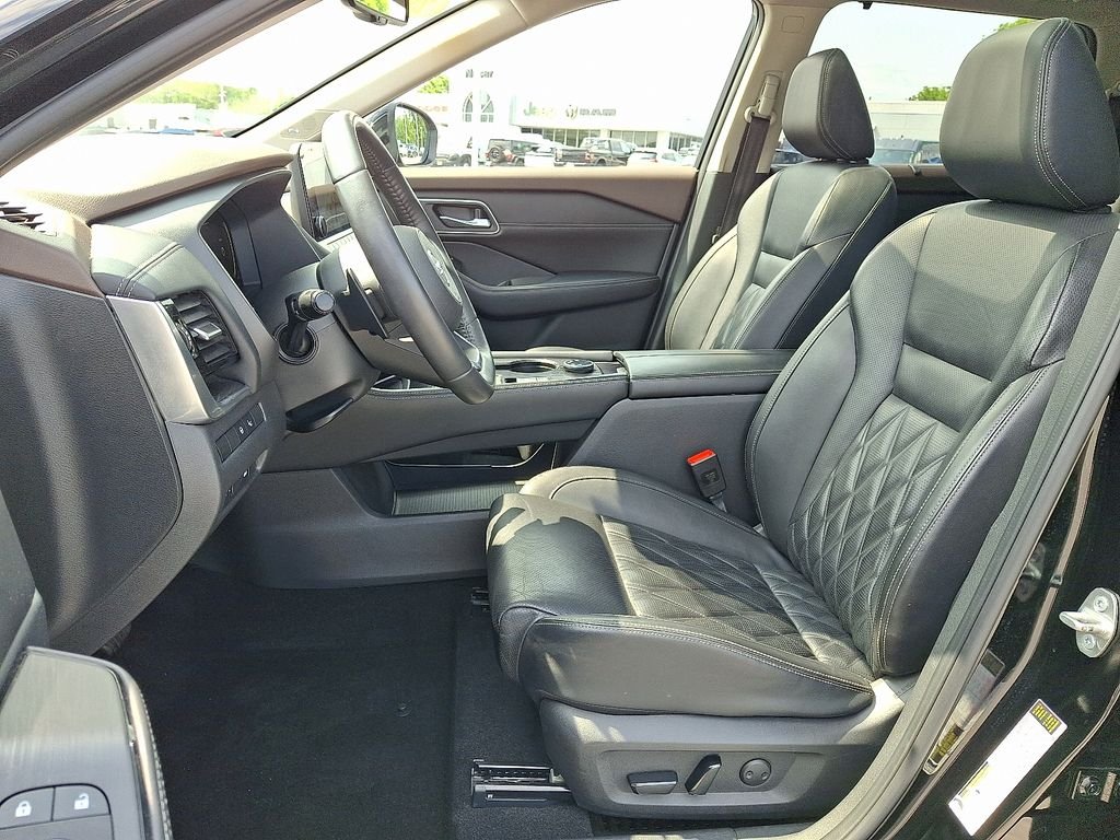 Used 2021 Black Nissan Platinum image 14