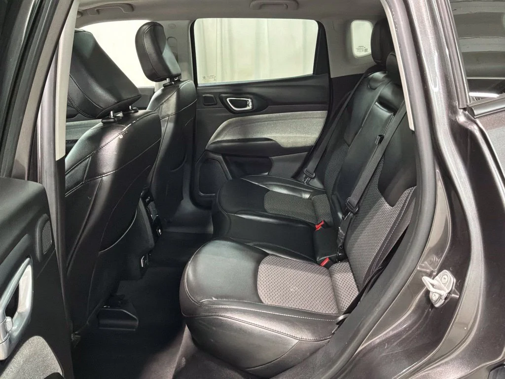 Used 2022 Crystal Metallic Jeep Latitude image 21