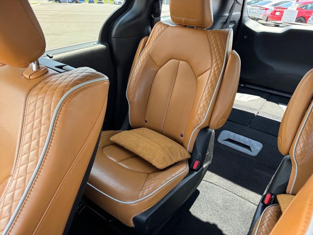 Used 2021 Fathom Blue Pearlcoat Chrysler Pinnacle image 16