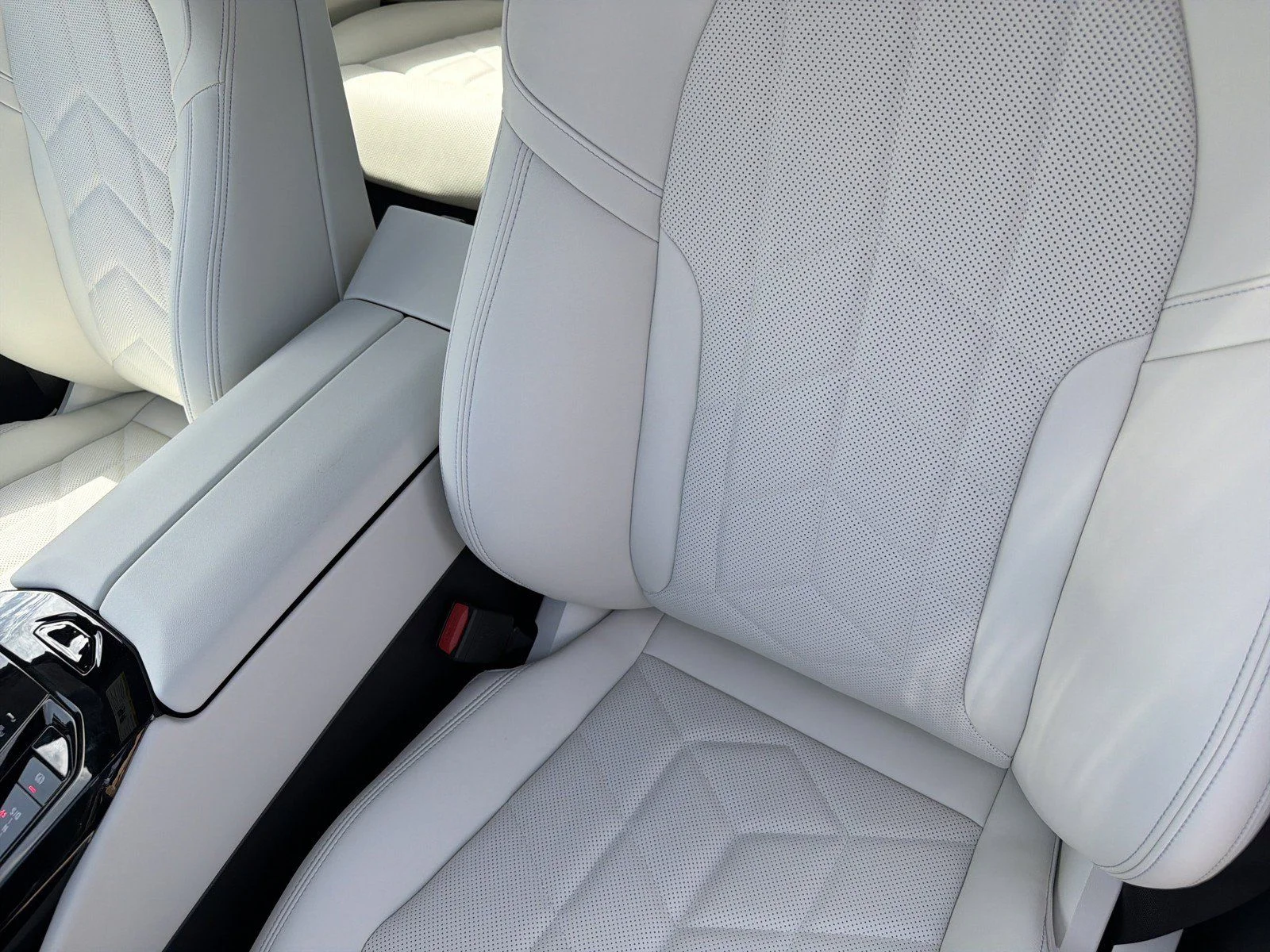 New 2027 Alpine White BMW 530i xDrive image 24
