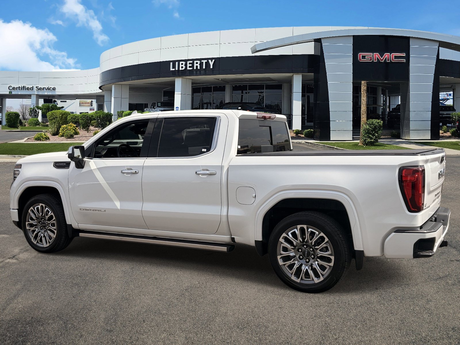 Used 2025 White Frost Tricoat GMC Denali Ultimate image 27