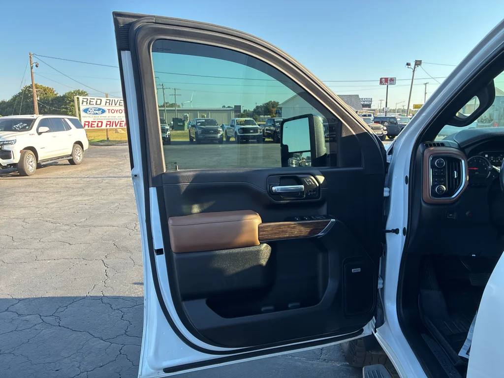 Used 2022 Iridescent Pearl Tricoat Chevrolet High Country image 12
