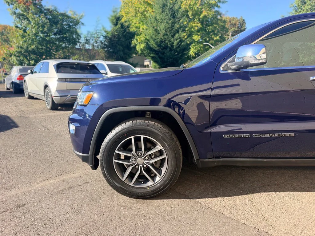 Used 2018 True Blue Pearlcoat Jeep Limited image 11