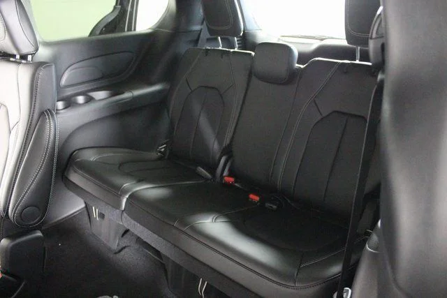 New 2026 Diamond Black Crystal Pearl-Coat Exterior Paint Chrysler Select image 18