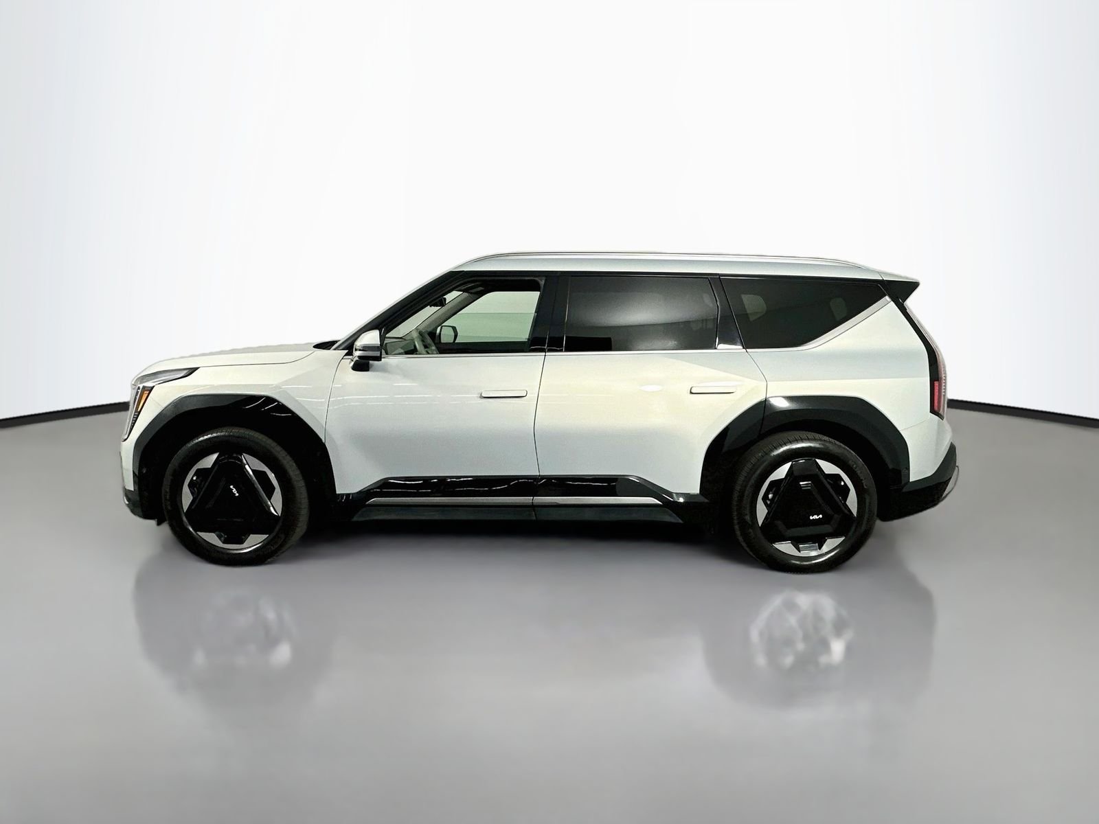Used 2024 Ivory Silver Kia Land image 4
