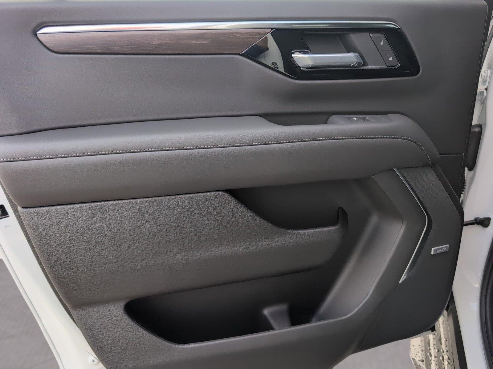 2026 Chevrolet Suburban LT - Photo 9
