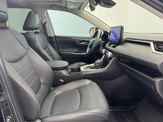 Used 2024 Midnight Black Metallic Toyota XLE Premium image 18