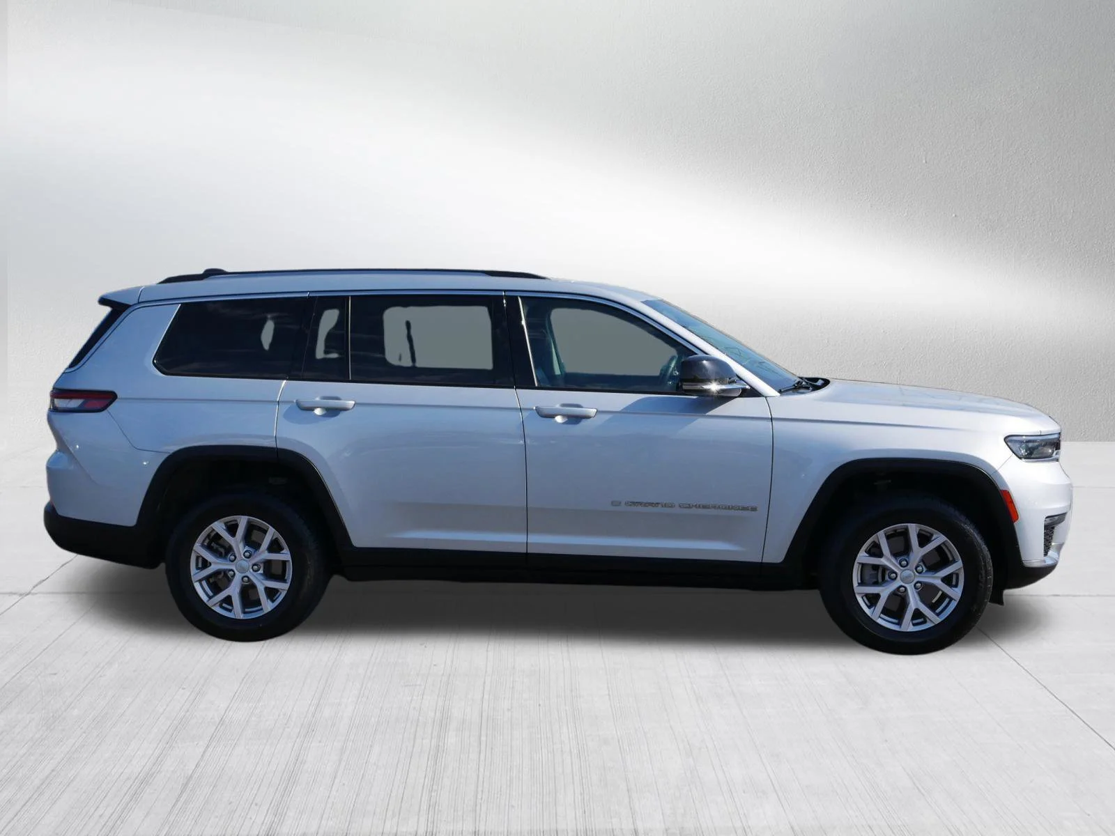Used 2022 Silver Zynith Jeep Limited image 8